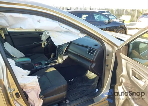 2016 Toyota Camry Le z USA, uszkodzony, nr VIN 4T1BF1FK4GU147930